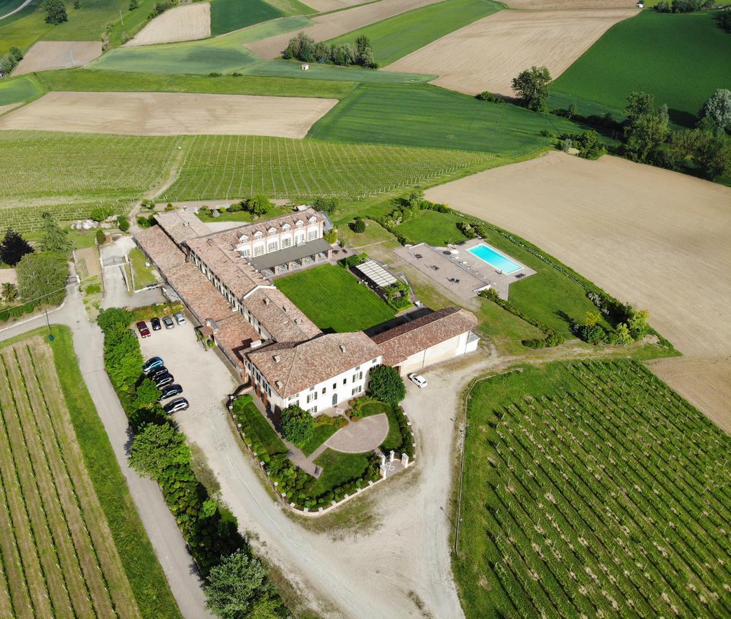 Spinerola Hotel In Cascina & Restaurant Uvaspina Монкальво Экстерьер фото